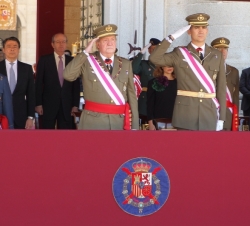 Su Majestad el Rey junto a Su Alteza Real el Príncipe de Asturias reciben honores desde la Tribuna Real